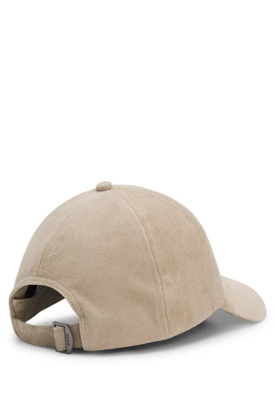 Suede cap with metal logo rivet Suede cap with metal logo rivet