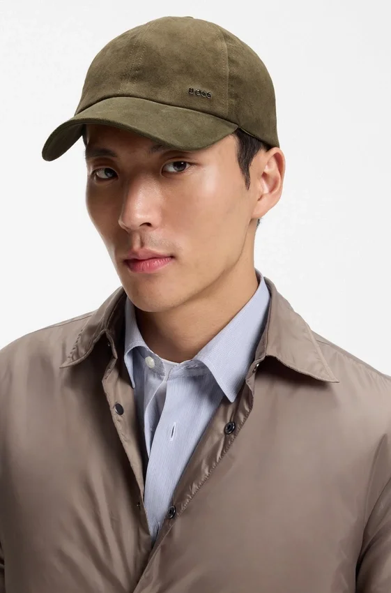 Suede cap with metal logo rivet Suede cap with metal logo rivet