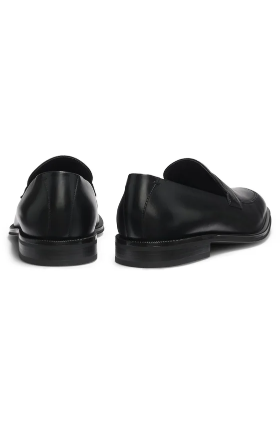 Textured-tongue loafers in leather Textured-tongue loafers in leather