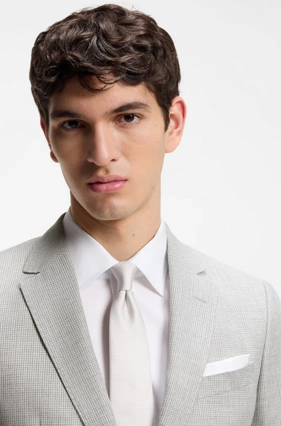 Two-piece slim-fit suit in cotton and virgin wool Two-piece slim-fit suit in cotton and virgin wool
