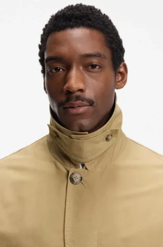Water-repellent coat with concealed closure