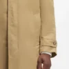 Water-repellent coat with concealed closure