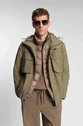 Water-repellent jacket with padded inner