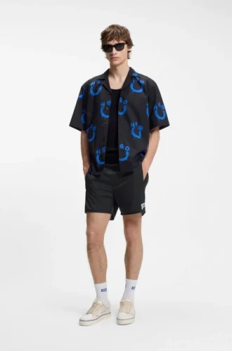 Water-repellent shorts with flag logo